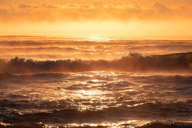 Tropikal deniz dalgaları üzerinde Altın Manzaralı plaj gündoğumu