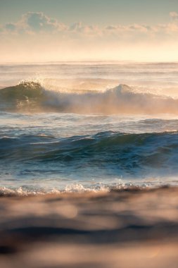 Güzel Okyanus Dalgaları Serene Waters 'ın Üzerinde Altın Gün Batımında Yakalandı