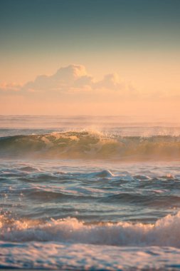 Altın Sabah Dalgaları Sükunet Denizi 'nde Gün doğumunda Yumuşak güneş ışığı ve ışıklarıyla