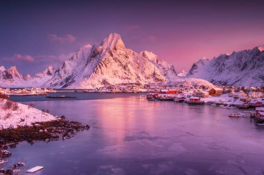 Lofoten adaları üzerinde renkli gökyüzü ve kuzey ışığının kış manzarası, Norveç doğanın günbatımı manzarası 