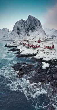 Lofoten Adaları, Norveç, Hamnoy balıkçı köyü kışın kırmızı evleri olan doğa manzarası