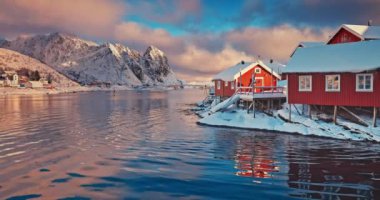 Lofoten Adaları, Norveç, Hamnoy balıkçı köyü kışın kırmızı evleri olan doğa manzarası