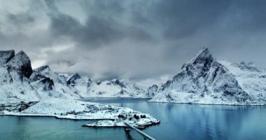 Fredvang Köprüsü ve köy, Flakstad, Lofoten adaları, Norveç arktik kış manzarası hava manzarası