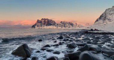 Uttakleiv Plajı, Lofoten Adaları, Norveç 'in kış manzarası