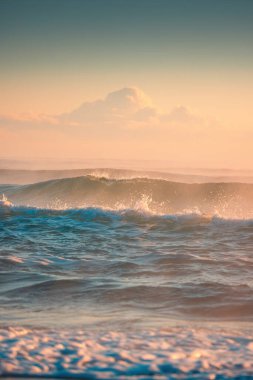 Güzel Okyanus Dalgaları Serene Waters 'ın Üzerinde Altın Gün Batımında Yakalandı