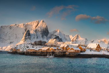 Lofoten Adaları Norveç 'in güzel doğa manzarası ve Sakrisoy, Reine' deki manzaralı sarı rorbu evleri ile balıkçı kasabası