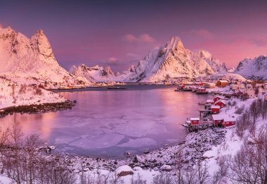 Norveç Lofoten Adalarının Günbatımı, Reine, Hamnoy Köyü