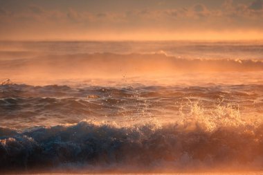 Hafif Okyanus Dalgaları Altında Altın Gün Doğumu Sisli Atmosfer