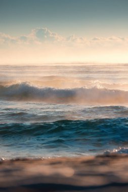 Güzel Okyanus Dalgaları Serene Waters 'ın Üzerinde Altın Gün Batımında Yakalandı