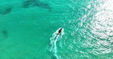 Hız teknesi Karayipler 'in deniz manzaralı sularında yüzüyor Dominicana, Dominik Cumhuriyeti