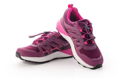 Beyaz arka planda izole edilmiş sıradan ayakkabılar. Spor dağ koşu ayakkabıları ya da yürüyüş botları