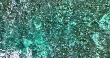 Canlı turkuaz Karayip deniz suyu doğal gün ışığı hava manzarasında dalgalanma deseni.