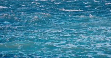 Yumuşak dalgalar ve deniz manzaralı mavi su manzarası