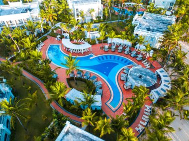 Tropikal bir Karayip Oteli tatil köyü, dinlenme yerleri ve Palm Trees bahçesi olan yüzme havuzu manzarası Dominik Cumhuriyeti