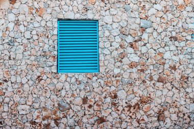 Antika Mavi Panjurlu Taş Duvarlar Arkaplanı