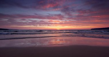 Yaz tatili manzaralı deniz gündoğumu kumsalda dalgalarla birlikte