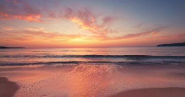 Tropikal okyanus plajı gün doğumu gökyüzü bulutları ve uçan martılar, deniz kıyısı günbatımı 