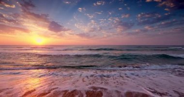 Serene Sunrise Over Ocean Waves ve Sandy Beach Dramatik Gökyüzü Altında