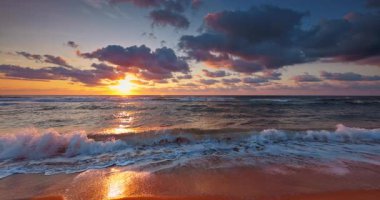 Yaz tatili sahili üzerinde tropikal gün doğumu ve su sıçratan Karayip deniz dalgaları, Dominik Cumhuriyeti