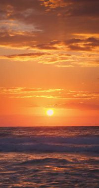 Tropik okyanus plajı günbatımı kumlu sahilde dalgalar dikey panorama