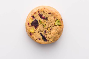 Yulaf, tereyağı, fındık ve kuru meyveden yapılmış kurabiye.