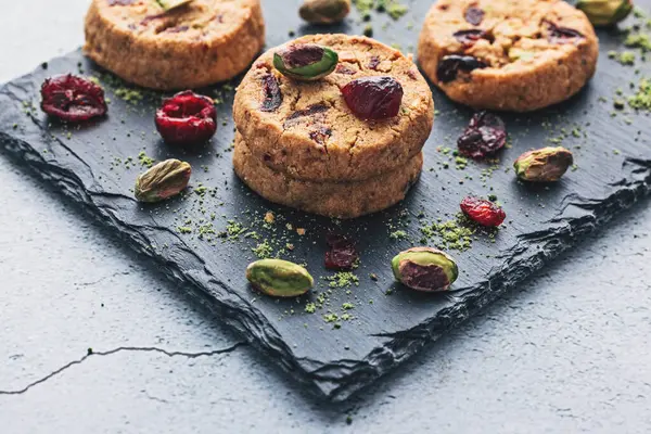 Yulaf, tereyağı, fındık ve kurutulmuş meyveden yapılmış lezzetli ev yapımı sağlıklı bisküvi.