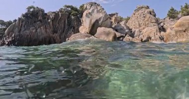 Deniz doğumu ve cennet adası Yunanistan 'daki kayalık sahil şeridi, yaz tatili, sualtı manzarası.