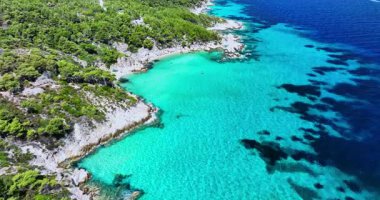 Paradise Kavourotripes Plajı, Chalkidiki, Yunanistan. Güzel sahil manzarası, turkuaz suları olan vahşi bir ada.