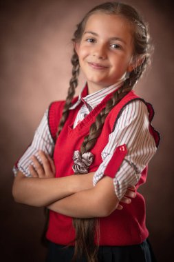 Üniformalı portredeki ilkokul öğrencisi kız öğrenci. Okul konseptine dönelim..