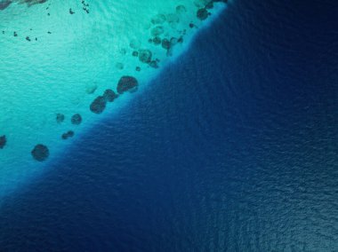 El değmemiş Mavi Okyanus Suları ve Canlı Mercan oluşumlarının Hava Görünümü