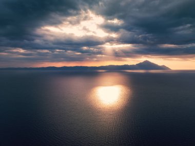 Kavourotrypes plajı Sithonia cenneti Halkidiki 'nin vahşi körfezi, hava manzarası