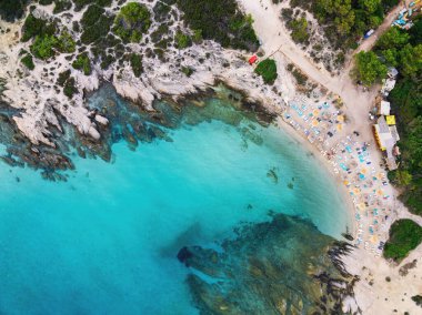 Kavourotrypes plajı Sithonia cenneti Halkidiki 'nin vahşi körfezi, hava manzarası