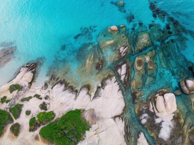 Kavourotrypes plajı Sithonia cenneti Halkidiki 'nin vahşi körfezi, hava manzarası