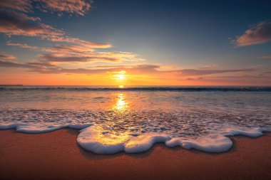 Deniz dalgası yakın, alçak açılı, güneşli bir çekim..