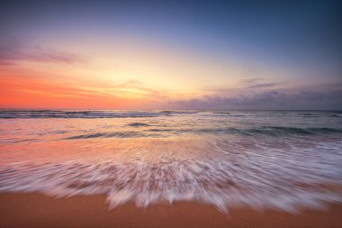 Denizin üzerinde güzel bulutlar, güneşin doğuşu.