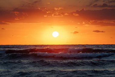Deniz dalgaları üzerinde güzel bulutlar güzel deniz manzarası gün doğumu