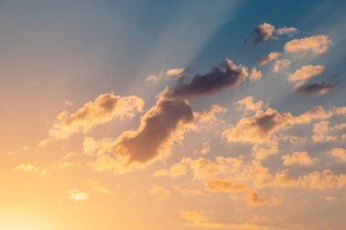 Gün doğumu bulutları, güneş ışınları, doğa arka planı.