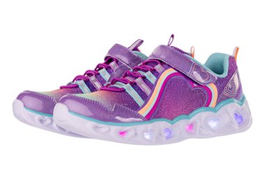 Beyaz Arkaplanda Renkli ve Işıklı Çocuk Ayakkabıları Tasarımı