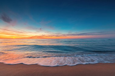 Deniz dalgaları ve Altın Kumsal 'da gün doğumu