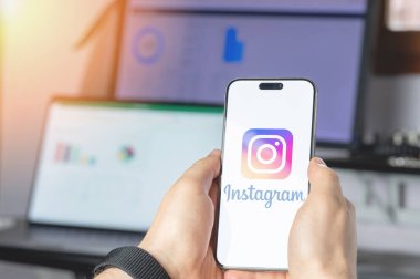 New York, ABD - 6 Haziran 2024: Instagram servisi akıllı telefon ekranında teknolojik arka planda yakın görüntüde