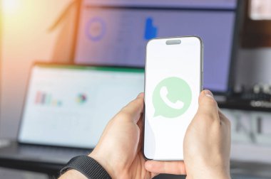 New York, ABD - 6 Haziran 2024: Akıllı telefon ekranında Whatsapp servisi teknolojik arka planda yakın görüntüde