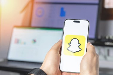 New York, ABD - 6 Haziran 2024: Akıllı telefon ekranında Snapchat servisi teknolojik arka planda yakın görüntüde