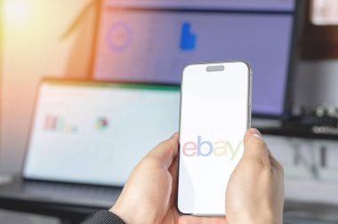 New York, ABD - 6 Haziran 2024: Akıllı telefon ekranında Ebay servisi teknolojik arka planda yakın görüntüde