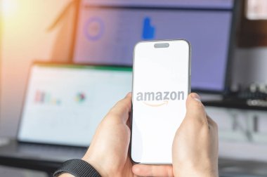 New York, ABD - 6 Haziran 2024 Akıllı telefon ekranında Amazon servisi teknolojik arka planda yakın görüntüde