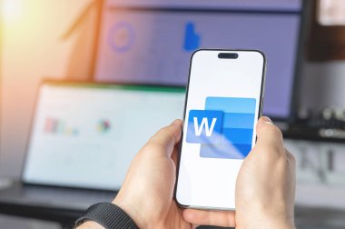 New York, ABD - 6 Haziran 2024: Microsoft ofis kelime servisi akıllı telefon ekranında teknolojik arka planda yakın görüntüde