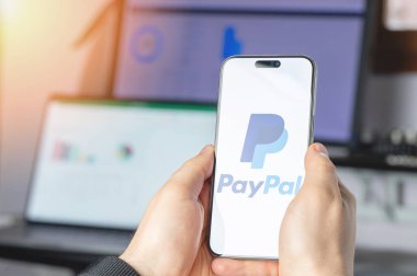 New York, ABD - 6 Haziran 2024: Akıllı telefon ekranında Paypal servisi teknolojik arka planda yakın görüntüde