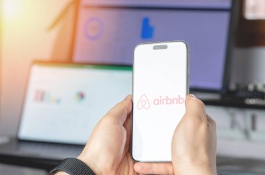 New York, ABD - 6 Haziran 2024: Akıllı telefon ekranında Airbnb servisi teknolojik arka planda yakın görüntüde