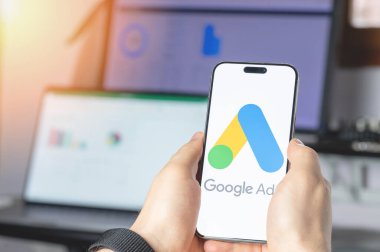 New York, ABD - 6 Haziran 2024: Akıllı telefon ekranında Google reklam servisi teknolojik arka planda yakın görüntüde