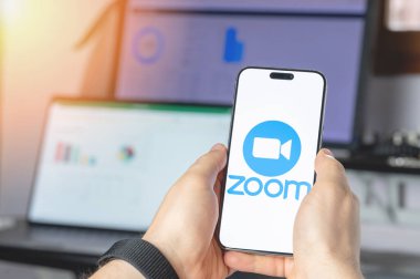 New York, ABD - 6 Haziran 2024: Akıllı telefon ekranında yakınlaştırma servisi teknolojik arka planda yakın görüntüde