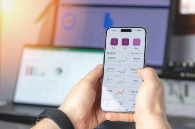 New York, ABD - 6 Haziran 2024: Akıllı telefon ekranındaki kripto para birimi teknolojik arkaplanı yakından görüyor